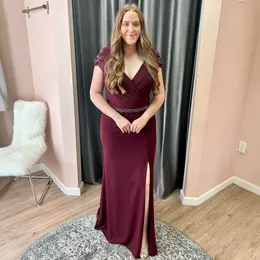 Abiti per la madre della sposa in chiffon bordeaux con scollo a V a sirena Abito per la madre per occasioni speciali Abiti da sera formali con spacco laterale per feste di compleanno Abito elegante MD007