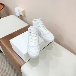 有名なデザイナーは、クラシックな小さな白い靴、ユニークなデザイン、シンプルで調整されていないことを強くお勧めします。