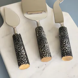 مجموعة سكين الجبن - مقابض الانتهاء من العتيقة - شفرات فضية غير لامعة - مصنوعة يدويًا