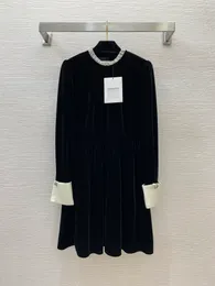 2024 Spring Black Solid Color Pärled Brosch Velor Dress Lång ärm Runda halspanelen Panelerade korta klänningar B4J121128