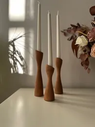 Drewniane świece dla przytulnej atmosfery, w połowie wieku, nordycki styl