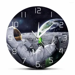 Orologi da parete Bere birra sulla luna Orologio Man Cave Room Home Decor Astronautica Opera d'arte moderna Slient Sweep Watch