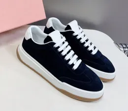 Famoso designer no início da primavera última moda simples lazer esportes pequenos sapatos brancos, retrô e elegante, cheio de colocação gratuita