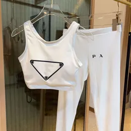 Kadınlar Set Tasarımcı Trailsuit Moda Mektubu Üçgen Logo Yeleği Sıradan Pantolon Takım Lüks Düz Renkli Yüksek Sokak Kadınları İki Parçalı