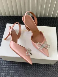 Sukienka buty Amina Muaddi Rosie wskazane palce satynowe pompki slingback rhinestone clear kryształ begum camelia bow szklany przyjęcie weselne panie