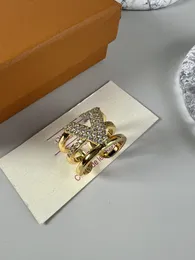 Lüks Bant Yüzük Bakır 18K Altın Kaplama Volt One Marka Tasarımcısı Büyük Alfabe Mektubu V Üç Katmanlar Hollow Geniş Açık Yüzük Kadın Mücevherleri