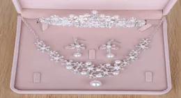 2017 Ucuz Parlak Gelin Mücevher Düğün Gelin Rhinestone İnciler Aksesuarlar Kolye Küpe Kulak Stil Setleri Gümüş Quincea4529006
