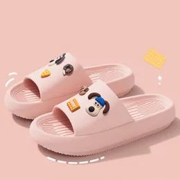 Gai Gai Gai 2024 New Slippers Crite Cartoon Dog Hole Diy Garden Wear Eva Sleice Sole Slipper Man Beach Shoes في صندل الصيف للأزواج