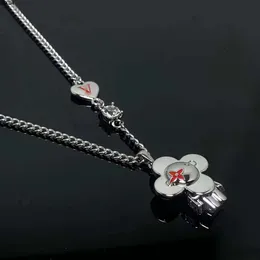 العلامة التجارية الفاخرة Clover Cartoon Doll Designer Netlaces Womens Mens Retro Vintage Hip Hop Goth Book Moissanite Chain Conklace Netklace Jewelry Box Packing Oeqh