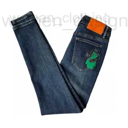 Jeans da donna firmati Designer Skinny ricamati blu per l'autunno europeo Nuovi pantaloni a matita per piccoli piedi con sollevamento elastico sottile FK2Z KRBM