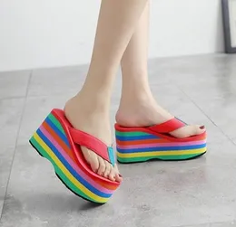 2022 Venta al por mayor Mujeres Flip Flops Sandalias Nueva Plataforma inferior gruesa Zapatillas Pendiente Playa Femenina Arco iris Zapatilla colorida T1OF #