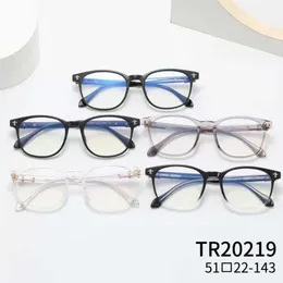 2024 럭셔리 디자이너 Chunglasses for Women Chromes 안경 프레임 Mens Tr90 Ultra New Fashion Hineegfome Heart Eyeglass 프레임 레이디스 안경 TB1G