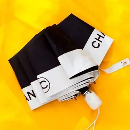 デザイナーの折り畳み傘の白黒の折りたたみ傘は機能的なチャンネルで自動オフ