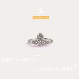 Jóias Vivianeism Westwoodism toca o cenário com zircão Sparkling Diamond Crown Ring como a exala uma sensação de luxo com um design em camadas