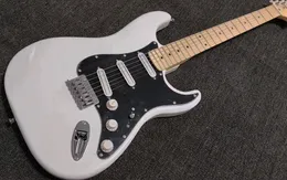 Sono disponibili la classica chitarra elettrica ST firmata Billy Corgan del negozio personalizzato, pickup speciali, colore nero o bianco
