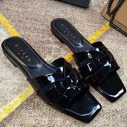 YL Designer Slippers Slippers Women's Sandals كلاسيكية كلاسيكية بسيطة مريحة ومصممة تنفس YSLE أحذية شاطئ رومانية غير رسمية