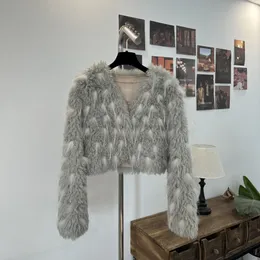 Les nouveaux produits d'automne et d'hiver des créateurs de luxe européens lancent exclusivement une veste courte en fourrure de renard respectueuse de l'environnement, version haute.