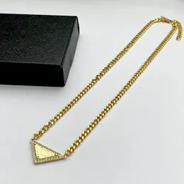 Designer Argent Couleur Prad Collier Femmes Hommes Triangle Lettres punk Émail Cool Street Femme Pendentifs Colliers Bijoux De Luxe 34534