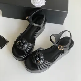 Nya sommarsandal tofflor designers sandaler berömda designer kvinnor klassiska kamelier linje rem sandaler platt glider flip flops läder utomhus loafers strandkläder