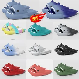 Nya designerskor kvinna sandal sommarhaj tofflor män par inomhus utomhushaj glider tjocka soliga skor barn platt sandaler gradient flip flops