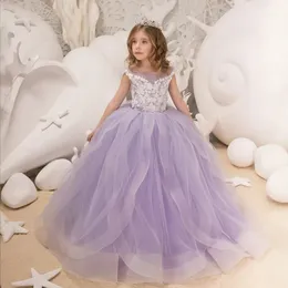 Lavendelfarbenes Blumenmädchenkleid mit transparentem Hals, abgestufter Tüll aus Organza, Prinzessin-Königin-Kommunionkleid, applizierte Spitze, niedliche kleine Kinder-Hochzeitskleider für den ersten Geburtstag F018