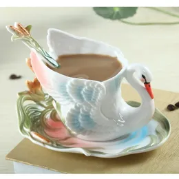 Canecas de café de cisne com pires colheres de esmalte colorido copo de porcelana café da manhã garrafa de água de chá térmica Natal Brithaday presente 240115