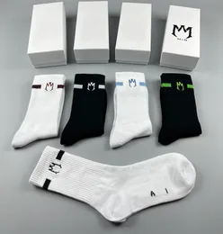 Designer Socks Mens Socks Womens Socks High-kvalitet Pure Cotton Socks Mensocks Fashionabla och andningsbara stickade bomullsstrumpor grossist EE7