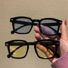 Nuevo estilo de gafas de sol cuadradas con uñas de arroz, modernas y personalizadas, populares en Internet. La misma visera de fotos de la calle.