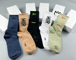 Designer Socks Mens Socks Womens Socks High-kvalitet Pure Cotton Socks Mensocks Fashionabla och andningsbara stickade bomullsstrumpor grossist E87