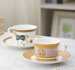 유럽 ​​스타일의 창조적 인 빈티지 커피 컵 금박 테두리 도자기 선물 큰 마크 티 컵 플레이트 랙 세트 홈