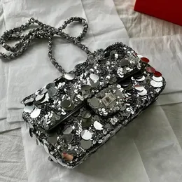 2024 Роскошная маленькая квадратная сумка с серебряными пайетками, сумка на плечо с металлической цепочкой, повседневная модная простая новая женская сумка с диагональной перекладиной
