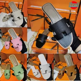 Sandales femme Chaussures de créateur Hserme Pantoufles pour femmes Mode Luxe Pantoufles florales Sandales plates en caoutchouc en cuir Chaussures de plage d'été Mocassins Pantoufles à semelle d'engrenage