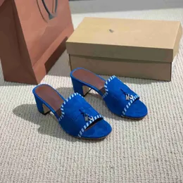 Ciondoli estivi sandali con slide in pelle scamosciata pantofole con tacco alto di lusso scarpe da donna con tacco in pelle di pecora con fibbia di design calzature da donna con tacco grosso in pelle