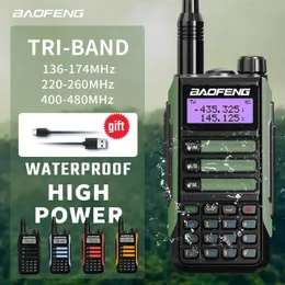 トーキーbaofeng uv16 walkietalkieトライバンドプロフェッショナルハンティングハムウォータープルーフ長距離タイプ充電器VHF UHF 2つのウェイポータブルラジオ