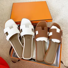 Kvinnor tofflor designer sandal mode glid sko för kvinna tazz tozz läder gummi platt sandale sommar strandskor loafer gula botten slidare dhgate