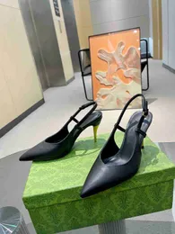 Couro genuíno da primavera Sandálias de dedo pontiagudas do início da primavera Mulheres estilistas de luxo estilista de cor sólido sapatos casuais hardware banhado a altos estilo clássico de salto alto