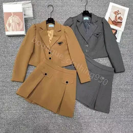 Designer mulheres vestido de duas peças jaqueta de colarinho flip emparelhado com conjunto de saia curta 24ss início da primavera nova carta de volta bordado padrão conjuntos de duas peças