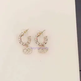 Kolczyki kanału biżuterii spersonalizowany zestaw diamentów Pearl Letter Wiselant Ear Hook kolczyki żeńskie