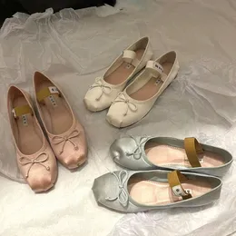 Kadın erkek tasarımcı miui bale düz ayakkabı lüks yoga loafer dans ayakkabı loafer yay ipek gündelik elbise bayan moda deri seksi yürüyüş ayakkabı eğitmeni spor ayakkabılar sandal