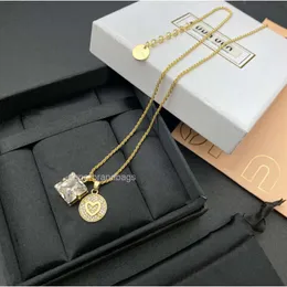 Fashion Miu Jewelry Family Love Necklace Female One Arrow Through Heart Clavicle Chain Cuore a forma di cuore M Famiglia Famiglia Crystal Crystal Round Tipant