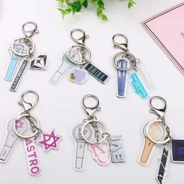 Keychains kpop ateez astro 보물 ive nmixx le sserafim keychain 3pcs/set 아크릴 라이트 스틱 펜던트 가방 자동차 키 액세서리 팬 선물