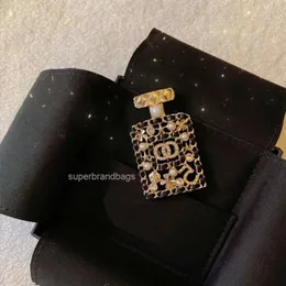 Jóias de canal de moda Novo pequeno broche de garrafa de perfume de fragrâncias recomendado por c inserto elegante e popular online