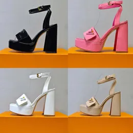 디자이너 샌들 여성 슬리퍼 패션 버클 장식 핑크색 특허 가죽 하이힐 샌들 플랫폼 발 뒤꿈치 발목 랩 로마 슬리퍼