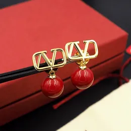 Designer Luxury 2024 New Brass Earrings Famous French Brand Classic V-shaped Letter Red Resin Pendant Women Charm Jewelry Girl Fashionable Exquisite Gift