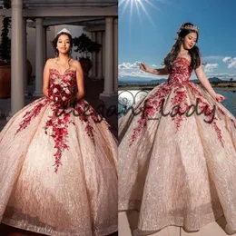 Pretty Rose Gold and Red Lace Quince Dresses 2023 Sweetheart Lace-up Corset Top Sparkly paljetter Applique Quinceanera klänningar332c