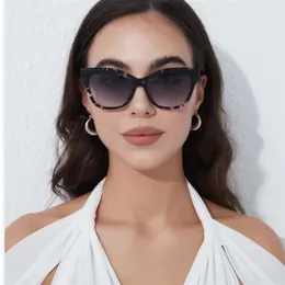 女性のためのファッションデザイナーサングラスメンズサングラスの男性眼鏡屋外UV400クラシックレトロアイウェアユニセックスゴーグルスポーツドライビングスクエアフレームメガネ