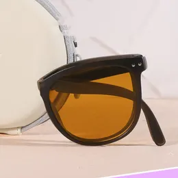 Fällbara solglasögon för kvinnor UV -resistenta och trendiga solglasögon för enkel bärning med solglasögon extra ljus helt vikbar glasögonlagringslåda