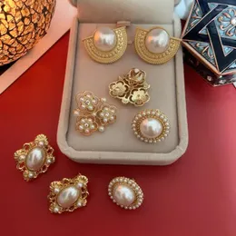 Orecchini a bottone Stile vintage cortese Barocco Rotondo Perla Orecchini a clip per orecchini per le donne Accessori per gioielli da festa Regalo