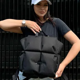 Sırt çantası tarzı moda tasarımcısı Kadınlar Sırt Çantası Kış Kapitone Omuz Çantaları Kadınlar için Uzak Yastıklı Çantalar Büyük Seyahat Çantası Unisex Chic T240116