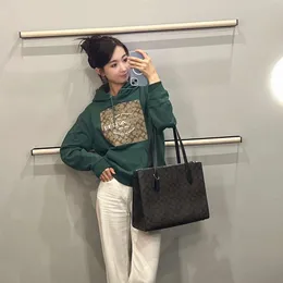 Maglione di marca alla moda con stampa quadrata completa delle nuove donne Koujia 2023, stesso stile per coppie di uomini e donne